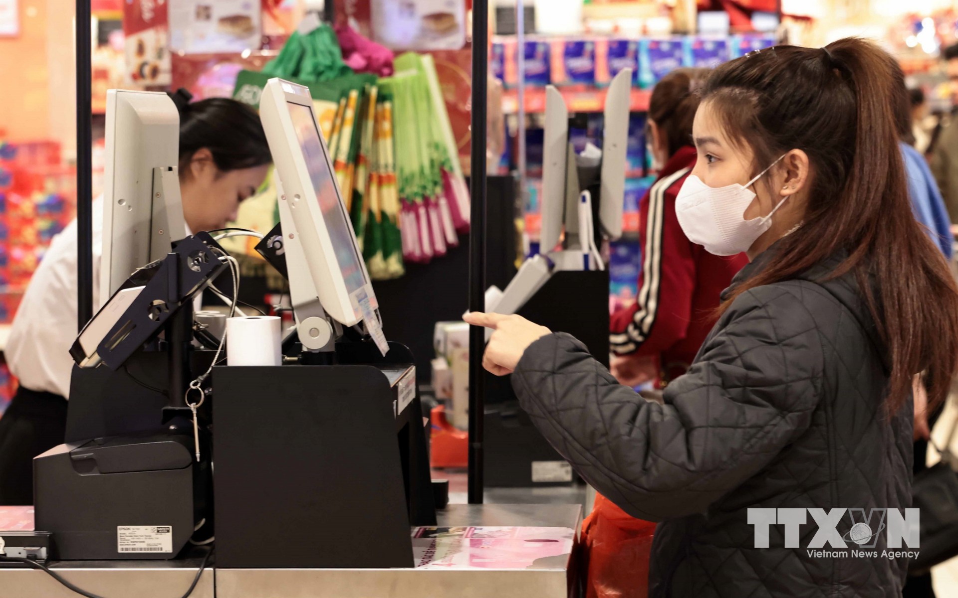 Một quầy tự thanh toán không dùng tiền mặt tại siêu thị AEON Long Biên. (Ảnh: Trần Việt/ TTXVN)